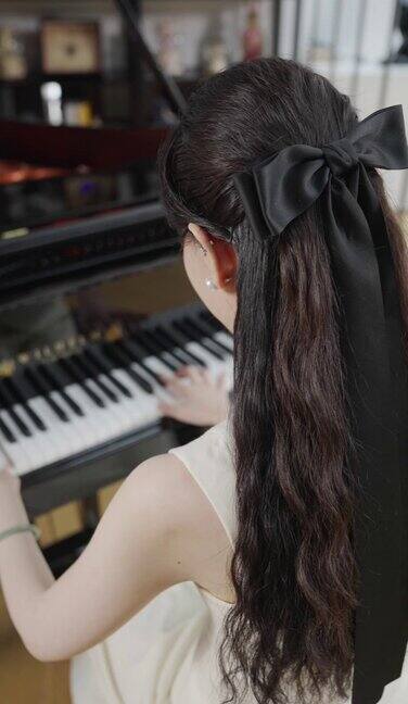 唯美女生的背影女生弹钢琴过程展示音乐
