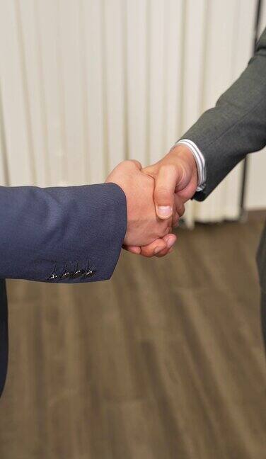 谈判成功商务人士握手成功商人握手合作