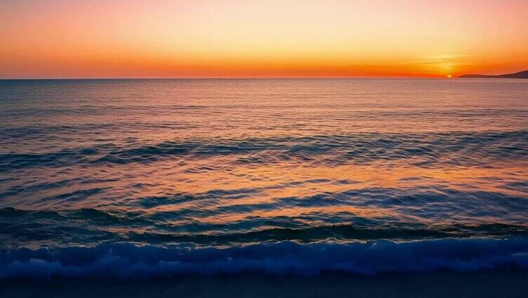 海天一色落日余晖洒满海面金红色的光芒