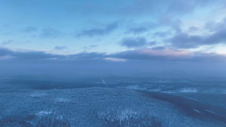 冻雾迷漫的大兴安岭林海雪原暮色