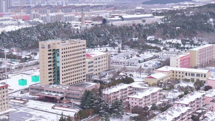 航拍枣矿集团办公楼雪景