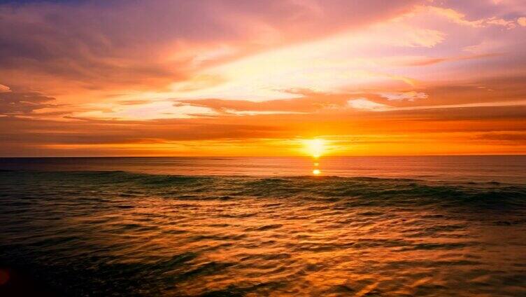 海天一色落日余晖洒满海面金红色的光芒