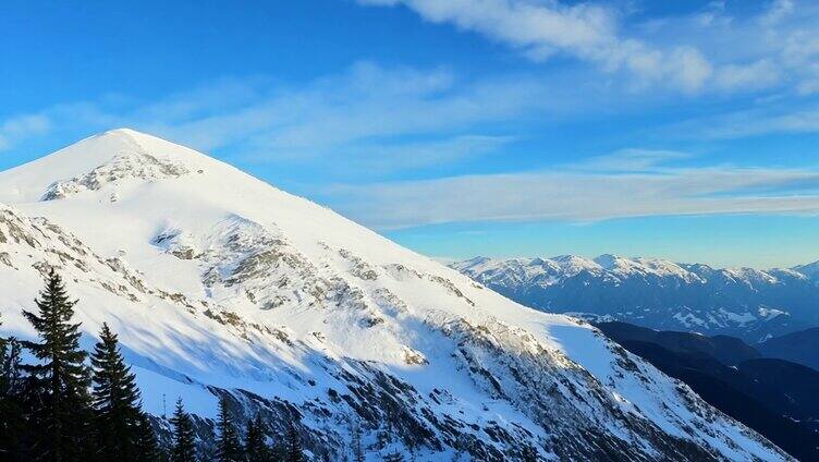 雄伟的山峰被雪覆盖着