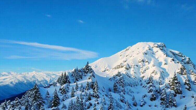 雄伟的山峰被雪覆盖着