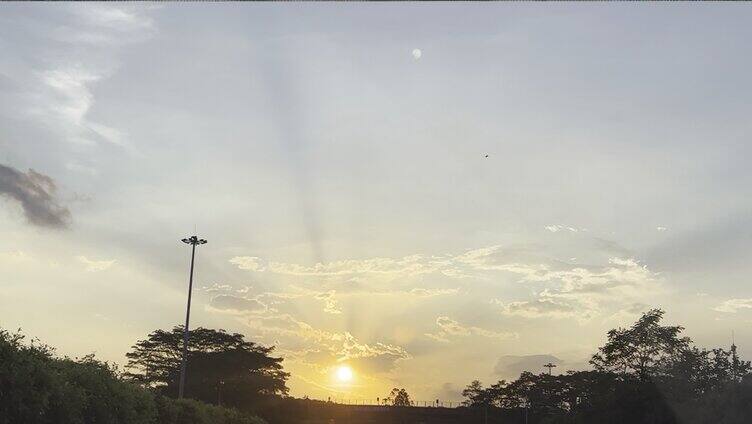 公路上小汽车副驾驶座视角拍摄的夕阳美景