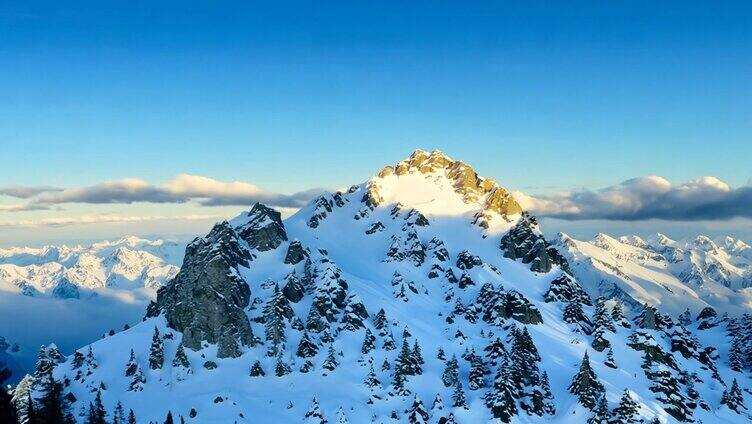 雄伟的山峰被雪覆盖着