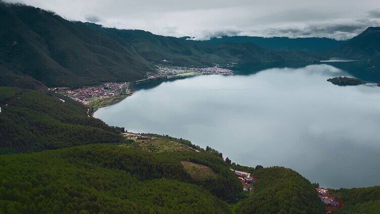 云南高原湖泊泸沽湖远眺草海蛇岛