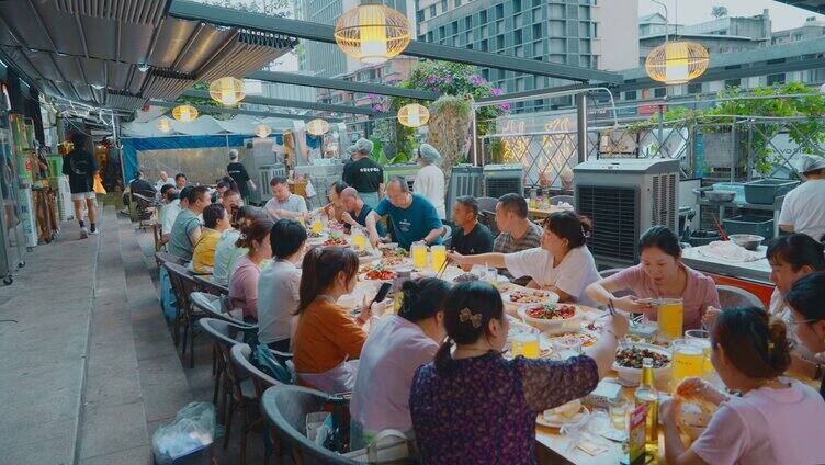 成都市区街景成都烧烤店就餐游客