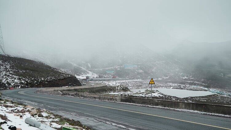 318公路康定段冬季雪地车辆