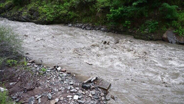 雨季山洪爆发河道洪水泥沙俱下河流