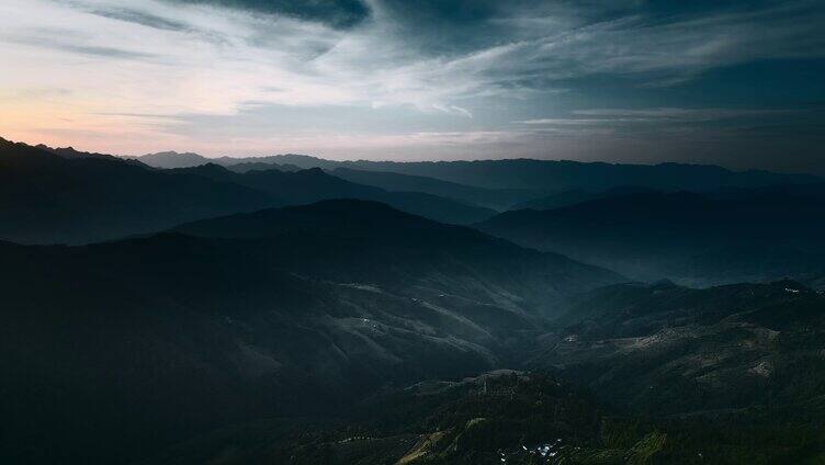 黎明前云南山区延绵群山国画水墨风