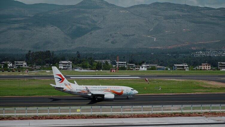 丽江机场中国东方航空客机在跑道滑行