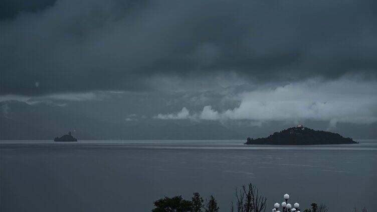 云南高原湖泊泸沽湖阴雨天蛇岛乌云密布延时