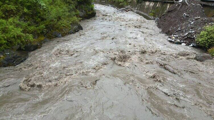 雨季山洪爆发河道洪水