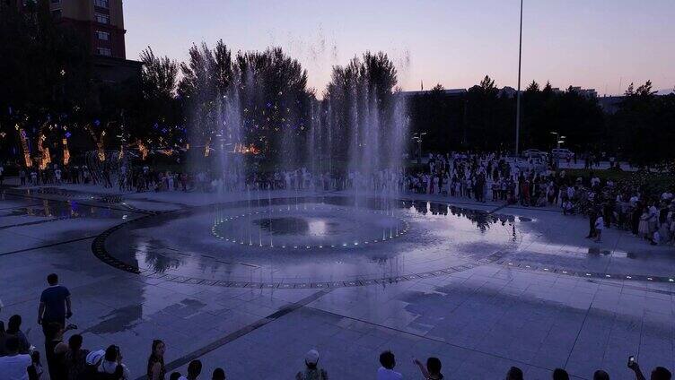 城市广场夜晚喷泉