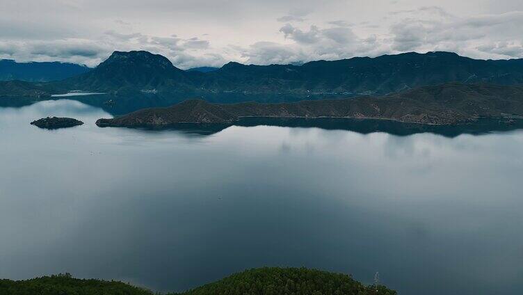 云南高原湖泊泸沽湖远景全景