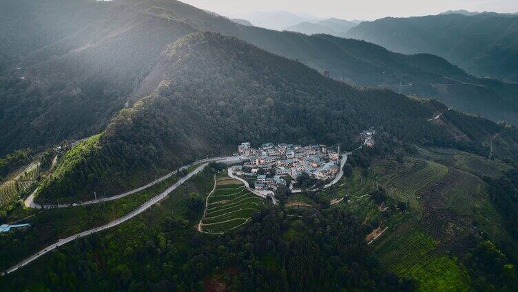 乡村振兴云南绿色山区苗族村寨远景