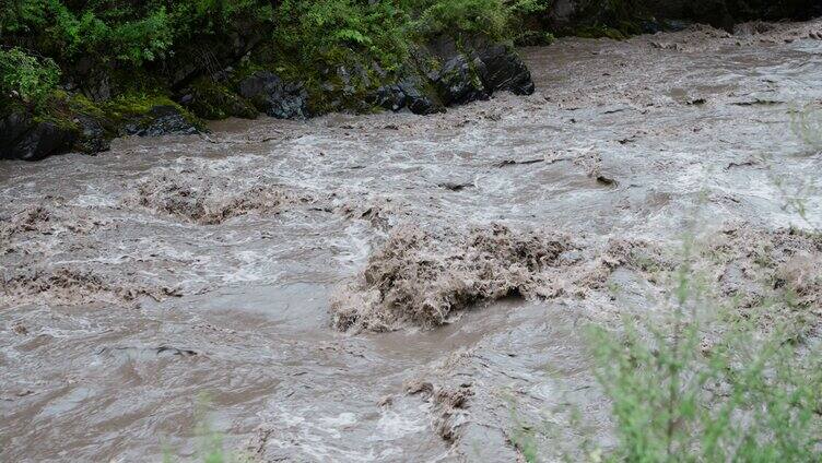 雨季山洪爆发河道洪水升格视频水流慢镜头