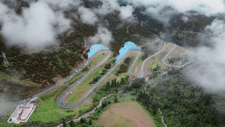 云雾缭绕川藏线318公路山路十八弯车流