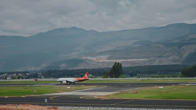 丽江机场中国航空客机滑行起飞