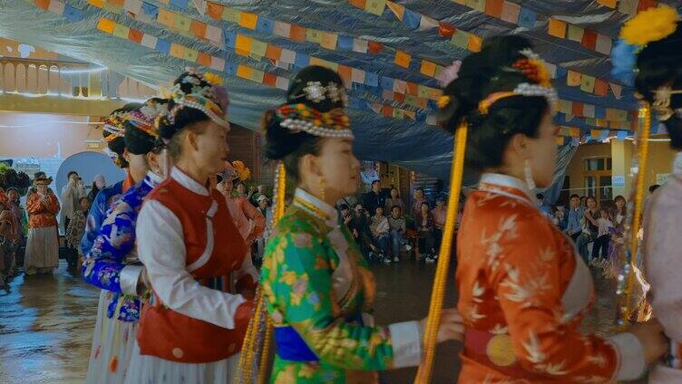 少数民族歌舞丽江宁蒗摩梭族游客特色舞蹈