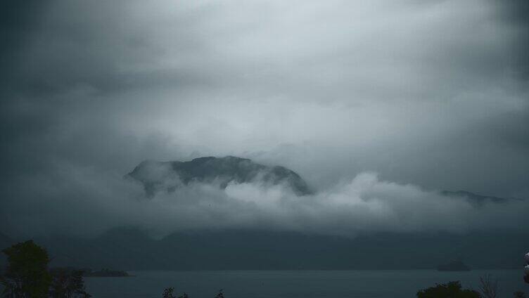 云南高原湖泊泸沽湖阴雨天乌云缭绕狮子山