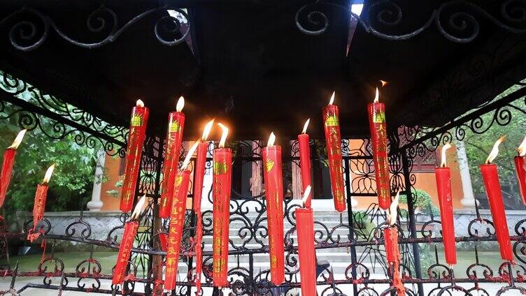寺庙香烛台上的红烛燃烧升格