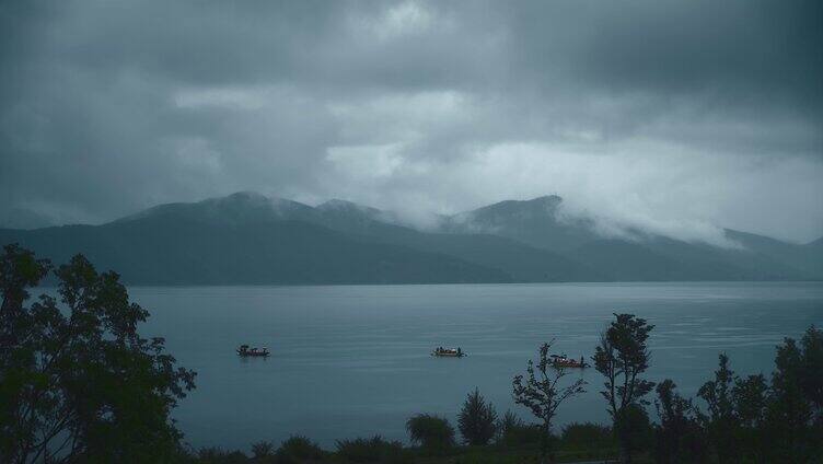 云南高原湖泊泸沽湖阴雨天乌云游船