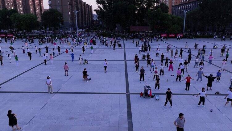 夜晚广场锻炼休闲的群众