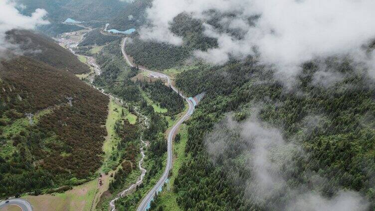 云雾缭绕川藏线318公路山路十八弯云雾