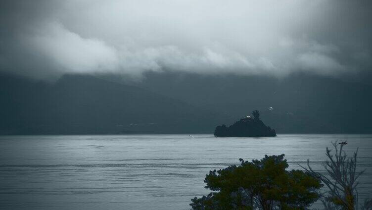 云南高原湖泊泸沽湖阴雨天乌云蛇岛女神岛