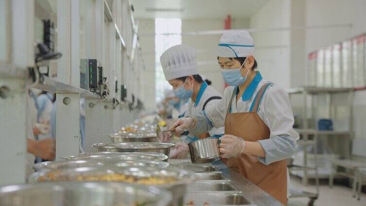 学校宣传中学食堂餐厅学生排队打饭