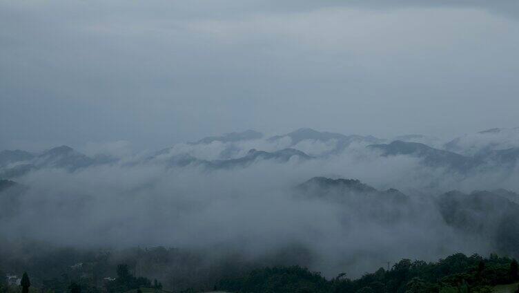 山顶层峦叠嶂 云雾缭绕