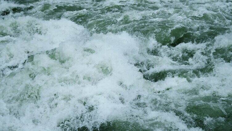 波涛汹涌河水特写