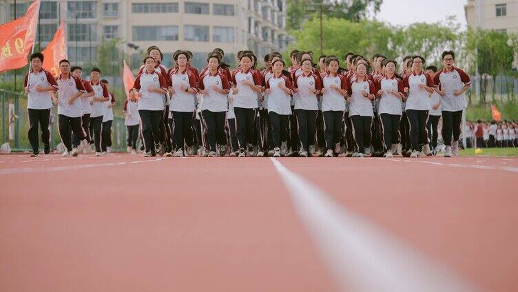 学校宣传体育课学生集体跑步训练