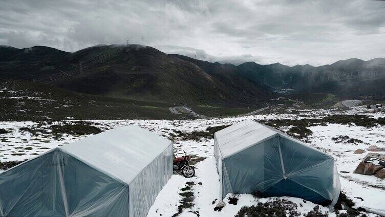 冬季雪地民政救灾帐篷