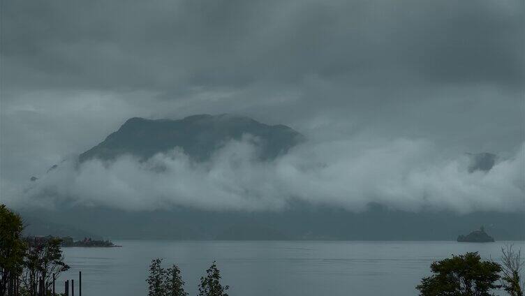 泸沽湖阴雨天云雾缭绕狮子山湖水