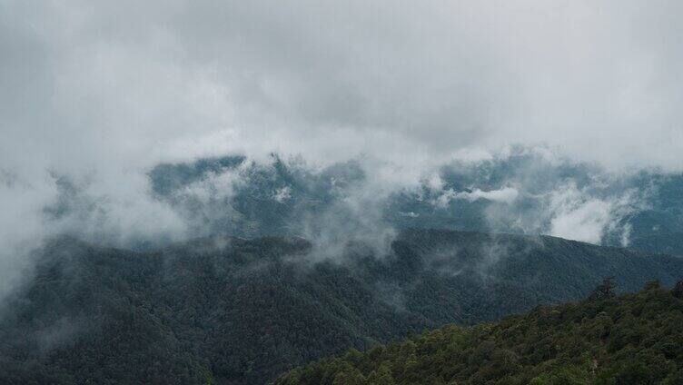 云雾笼罩大山