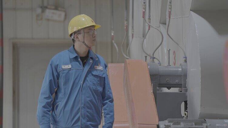 中国石油工人巡检 石油工人 工人巡查