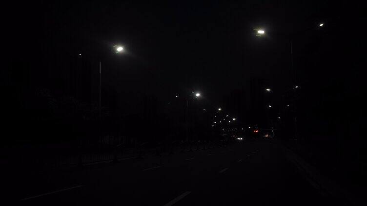 夜晚道路边的路灯