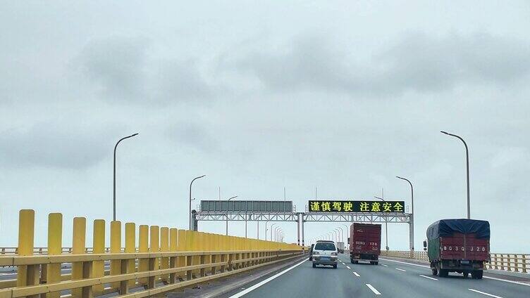 车辆行驶杭州湾大桥
