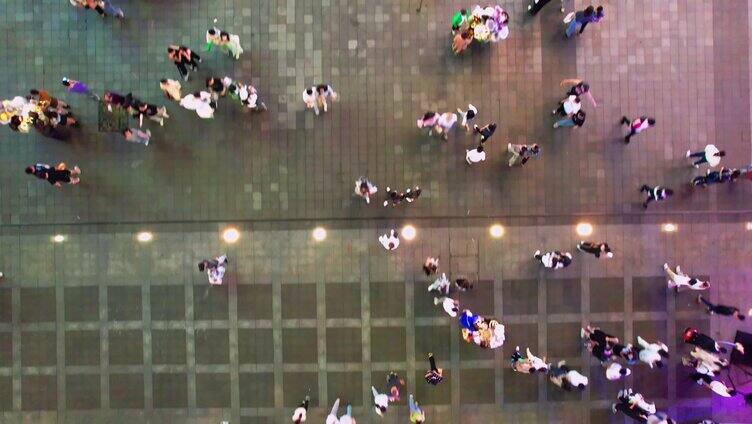 俯拍步行街广场夜晚的行人人流