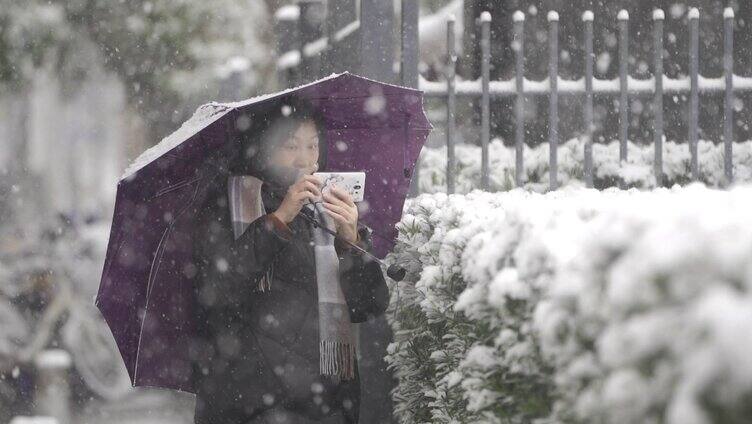 大学纷飞雪景-路人拍照