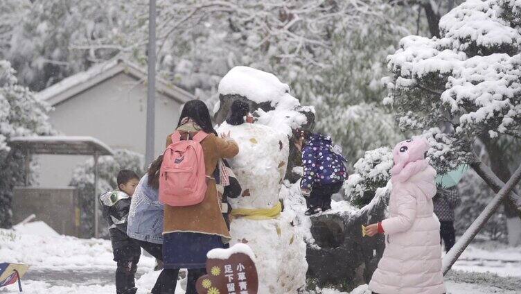 下雪天一家人在堆雪人