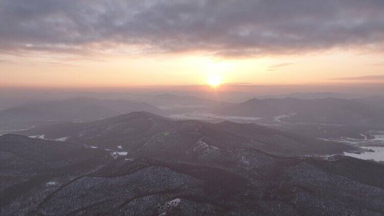 航拍呼伦贝尔山区冬季层峦暮雪