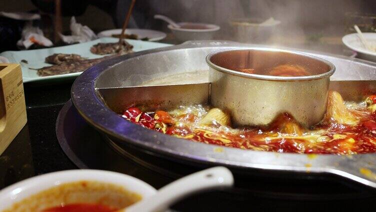 享受中国美食火锅