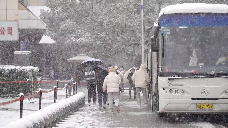 下雪旅游团游客下大巴车