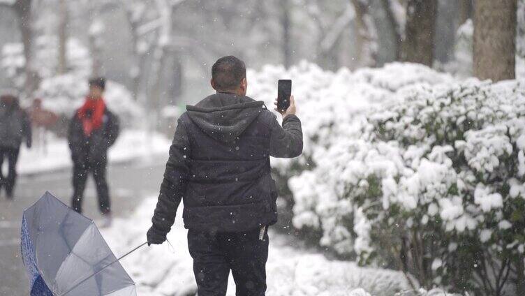 雪地里快乐拍照的家人