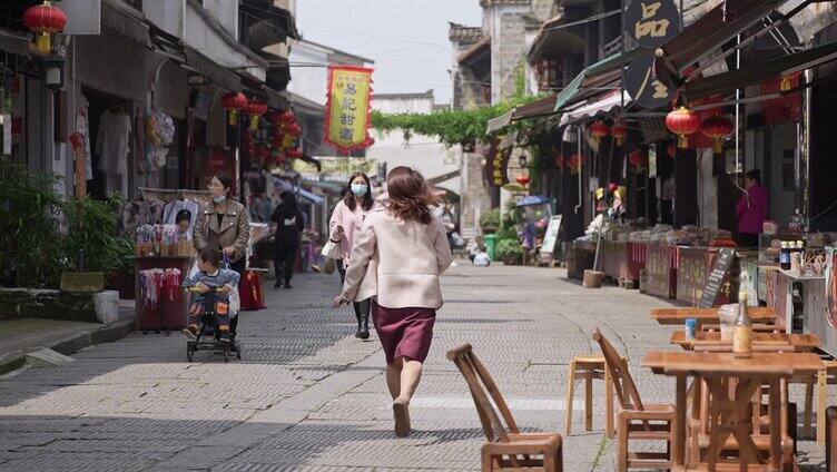 古街巷子奔跑女孩背影