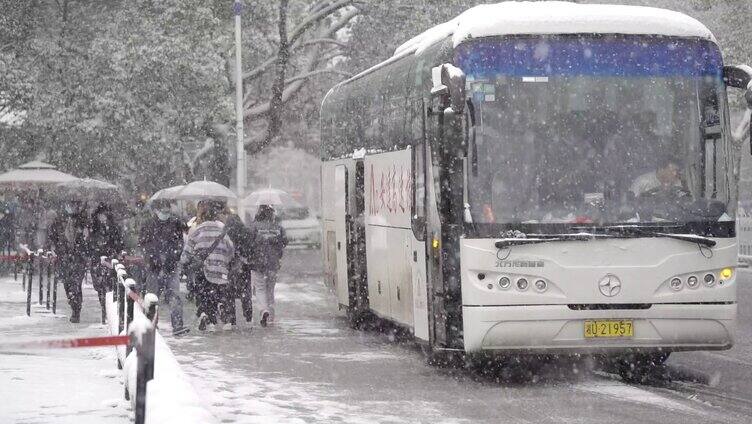 冬天下雪旅游下车